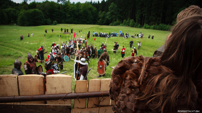 Illustration for article titled Mad Europeans Re-Enact Lord Of The Rings Battles In Full Armor